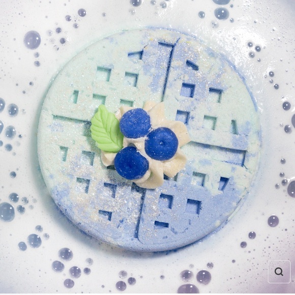 New NECTAR BATH TREATS Blueberry Jumbo Waffle Bath Bomb - Picture 2 of 5